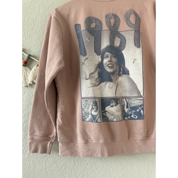 Taylor Swift 1989 Tour Pink Crewneck Fleece Sweater Graphic Taylors Version XS - Picture 5 of 6